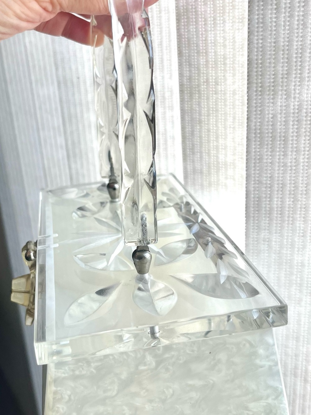 Vintage lucite box purse. Excellent condition. So pretty! - Picture 8 of 9